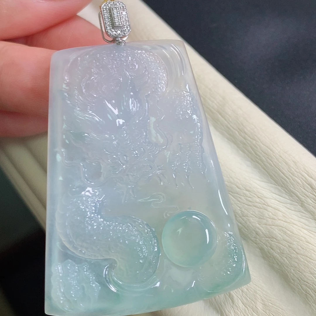 颈饰18K金镶嵌翡翠龙牌