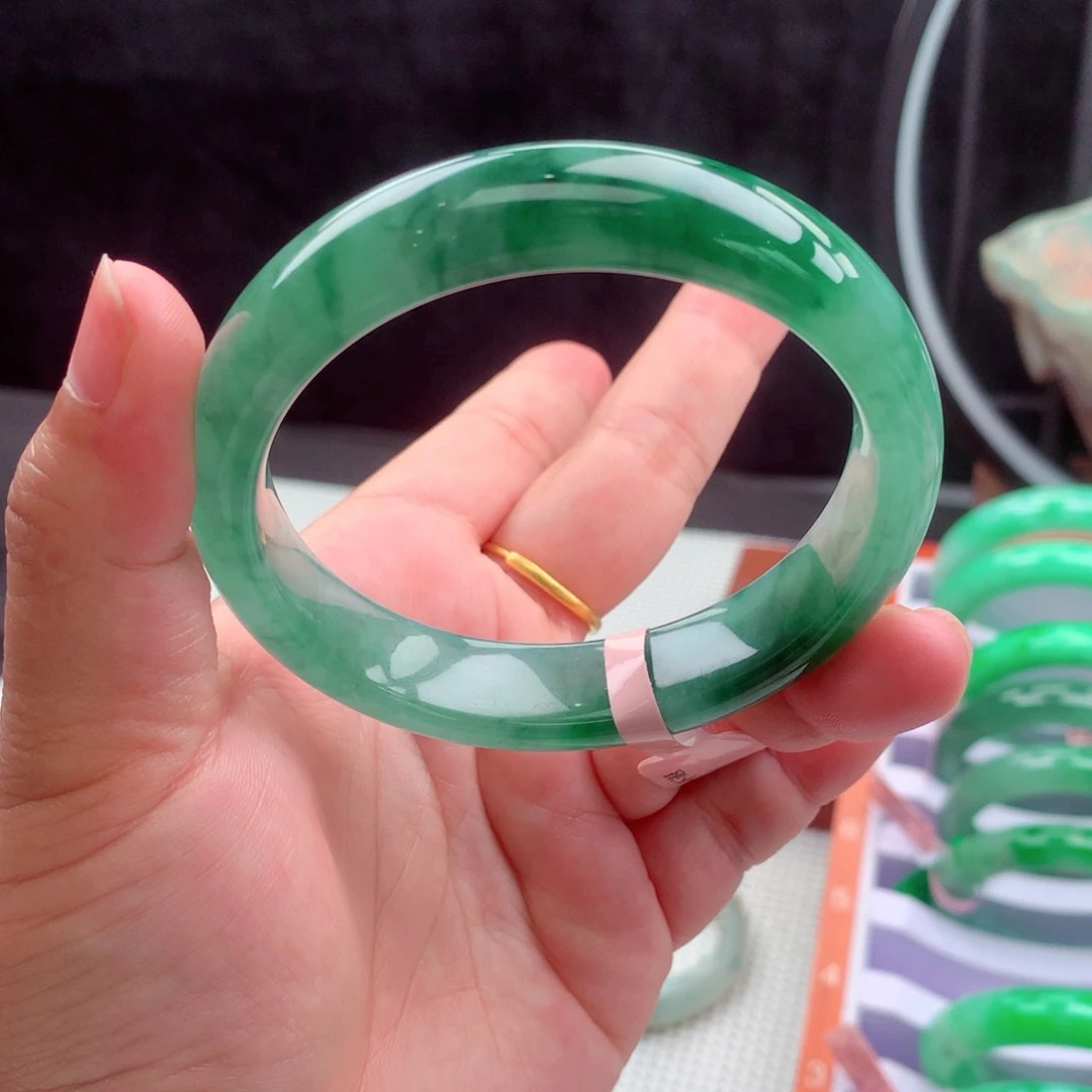 翡翠手镯未镶嵌翡翠