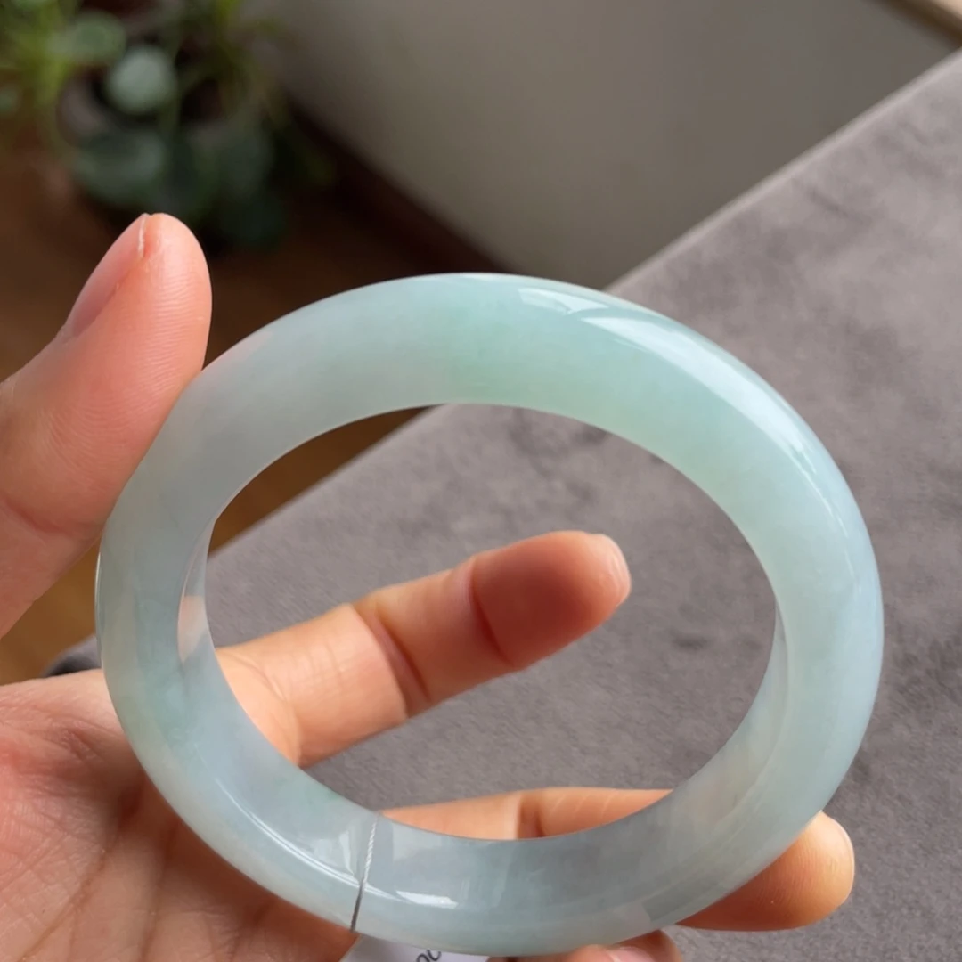 翡翠未镶嵌手镯晴绿