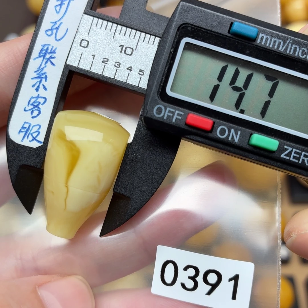 蜜蜡未镶嵌裸石三通