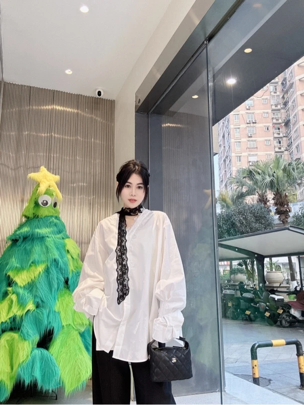 v领蕾丝宽松边衬衫