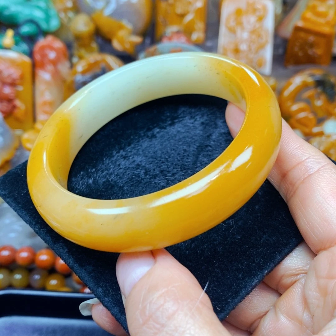 未镶嵌石英质玉（黄龙玉）颈饰