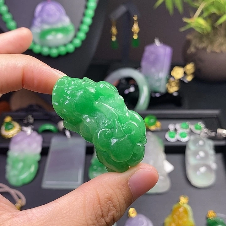 翡翠未镶嵌吊坠(赠链)