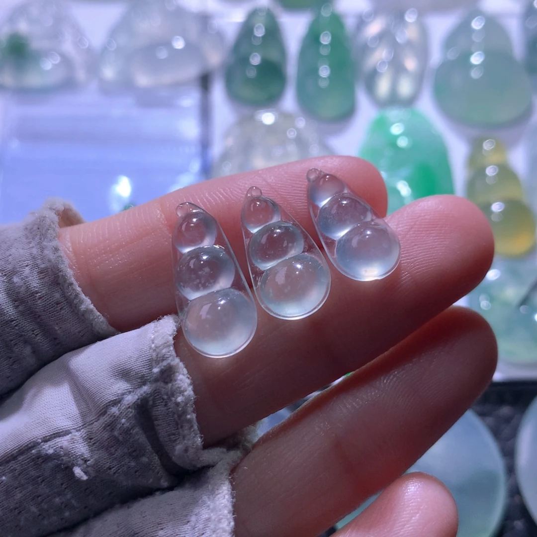 翡翠未镶嵌颈饰一手