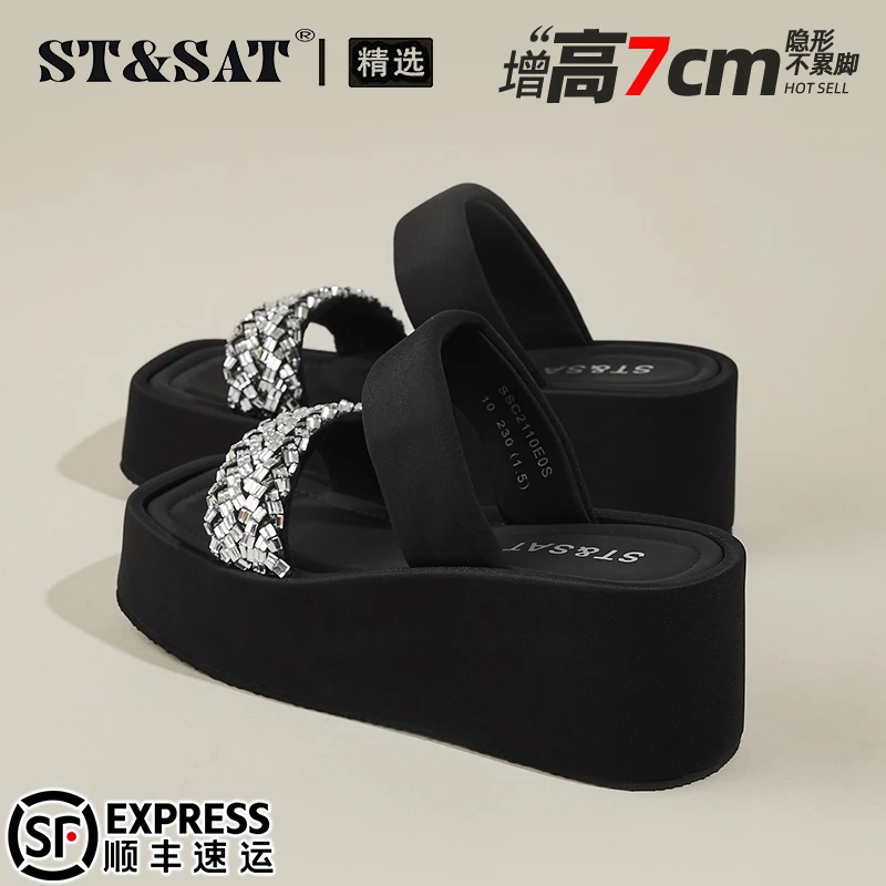 星期六舒适增高拖鞋女2025秋季外穿高级感水钻外穿沙滩坡跟一字拖