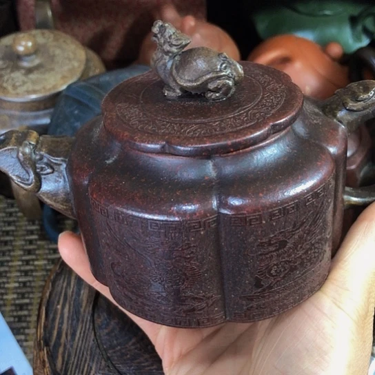 茶壶紫砂原矿泥料手工制作的一把紫砂壶。