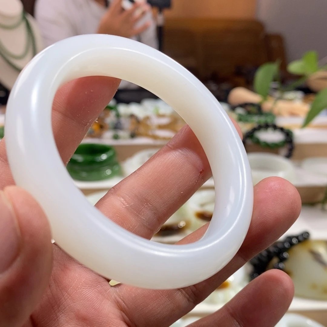 和田玉未镶嵌手镯