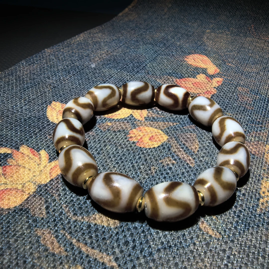 *吉寳 台工艺渗透玉化料玛瑙牙牙手串