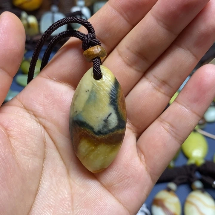 未镶嵌蛇纹石玉颈饰