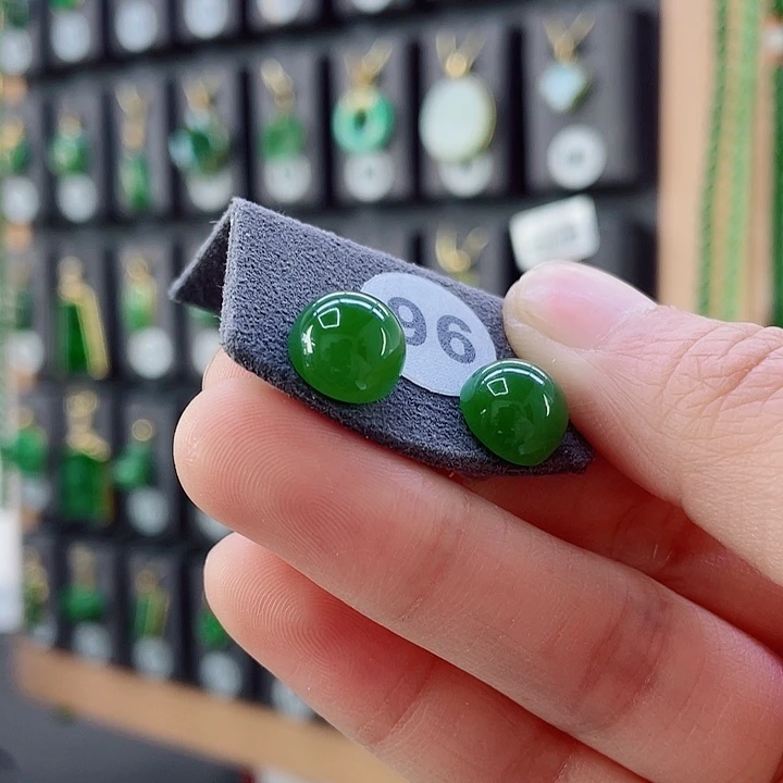 18K金镶嵌和田玉耳饰