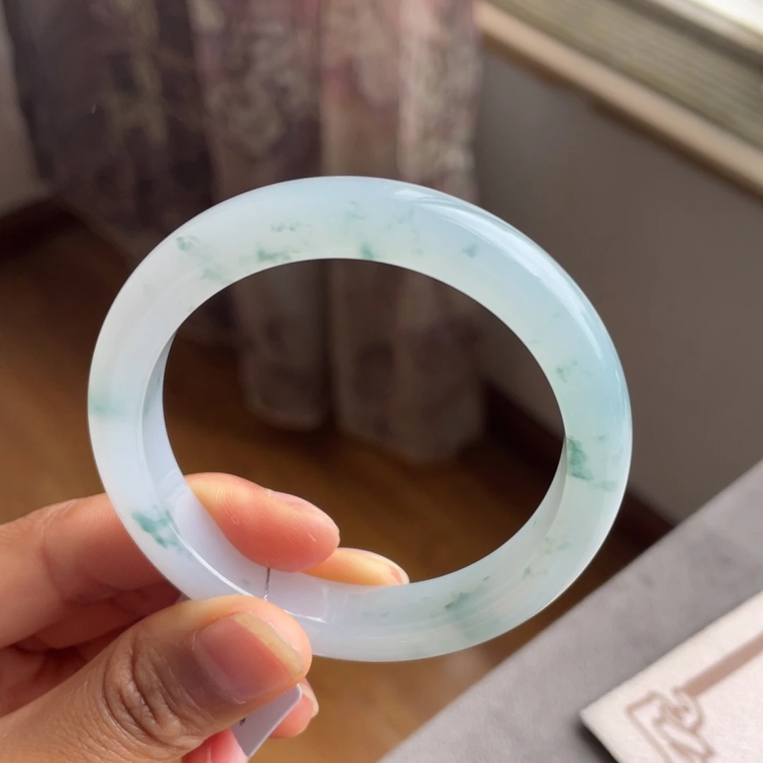 翡翠手镯未镶嵌飘花