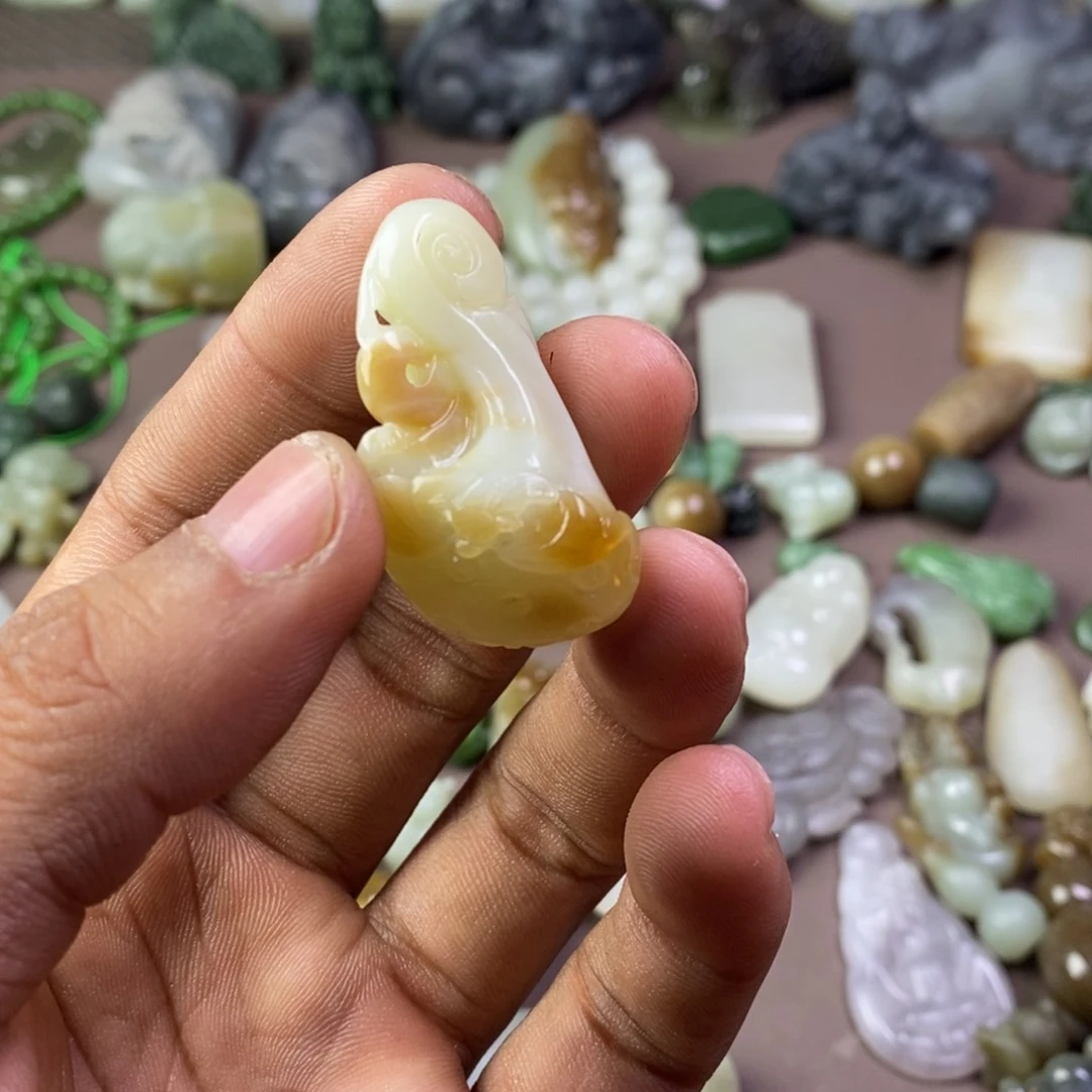 和田玉颈饰未镶嵌木**子