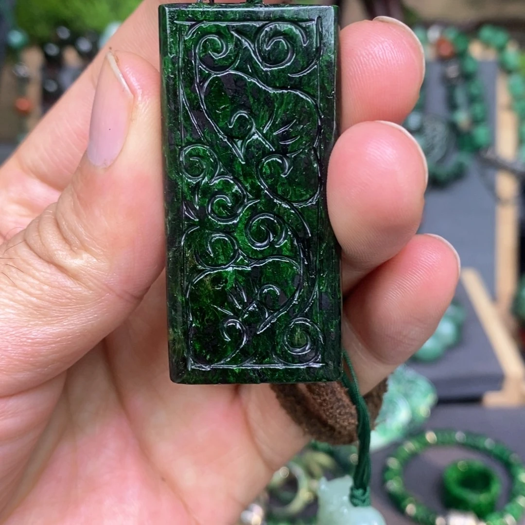 翡翠颈饰未镶嵌漂亮美眉