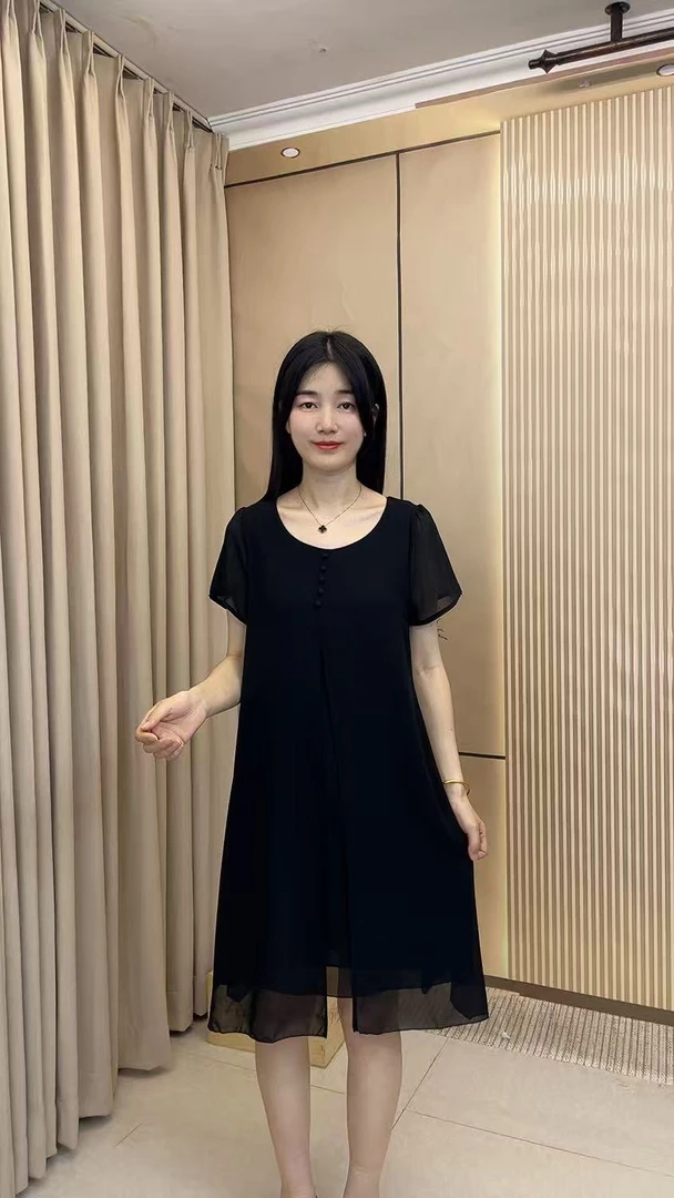 显瘦薄款圆领宽松版中长连衣裙