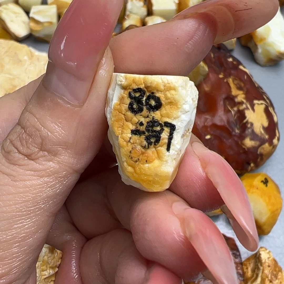 定制琥珀未镶嵌虎****熊蜜蜡
