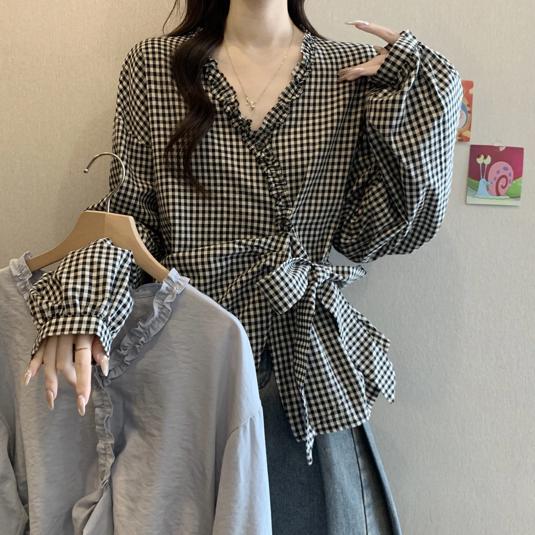 法式设计感v领格子长袖衬衫女秋季收腰不规则木耳边上衣
