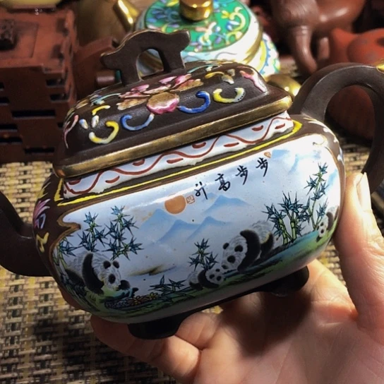 紫砂茶壶原矿泥料手工制作的紫砂壶。