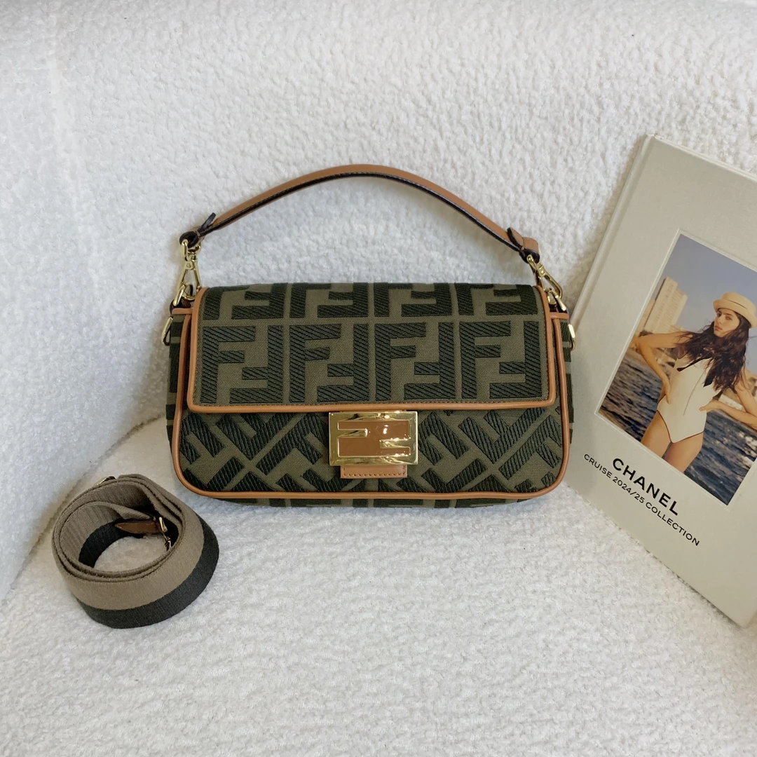 99新 FENDI/芬迪 老花刺绣法棍包 48405181/12期免息/代卖服务