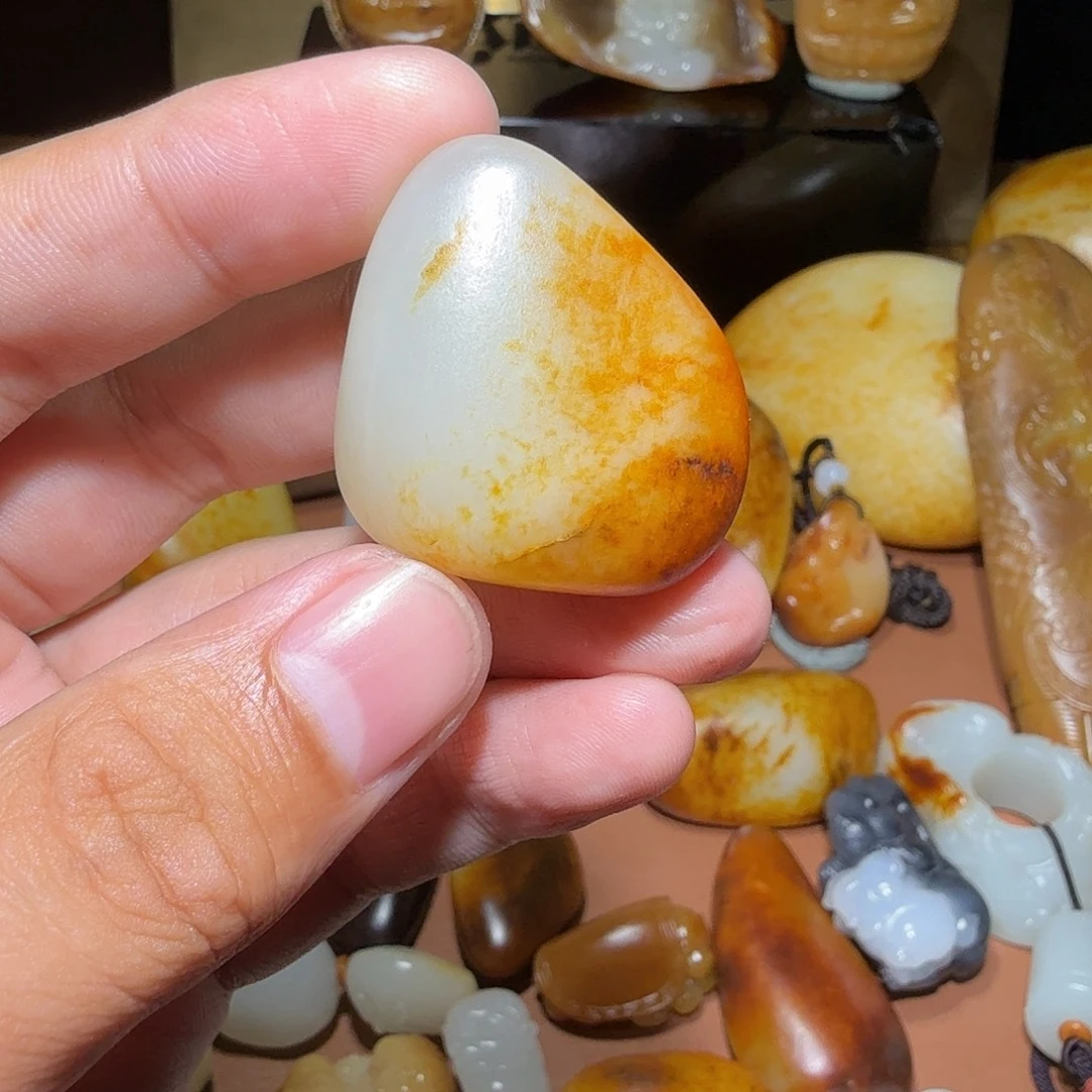 靑***衣和田玉未镶嵌颈饰