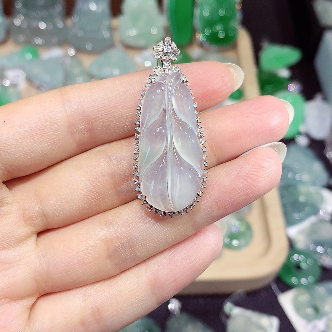 ****翡翠18K金镶嵌颈饰叶子