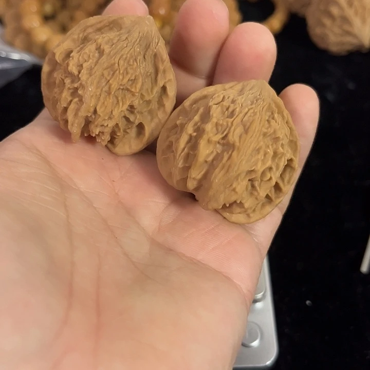 把件文玩核桃39左右微微瑕灯笼，编号008