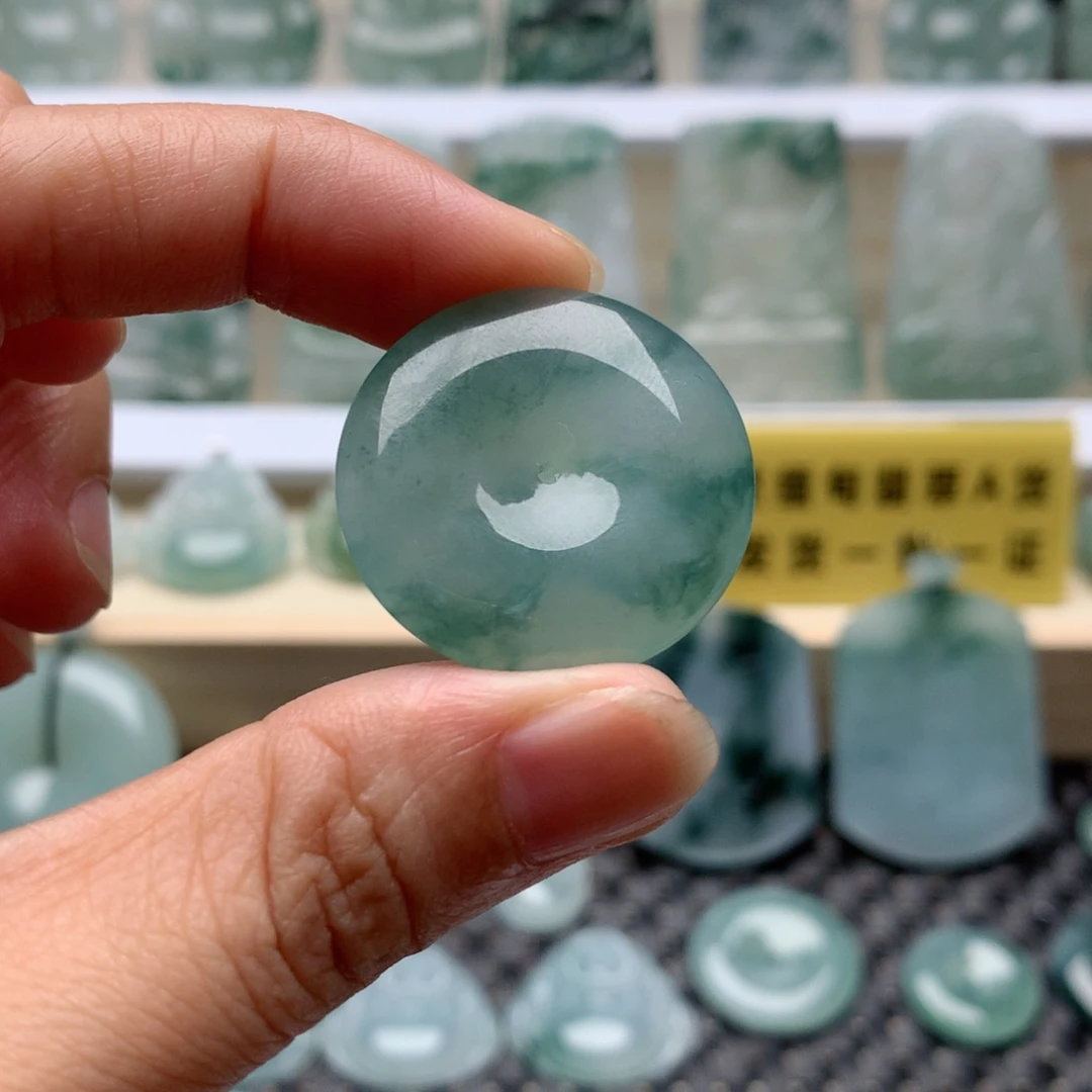 翡翠未镶嵌颈饰?****?平安扣