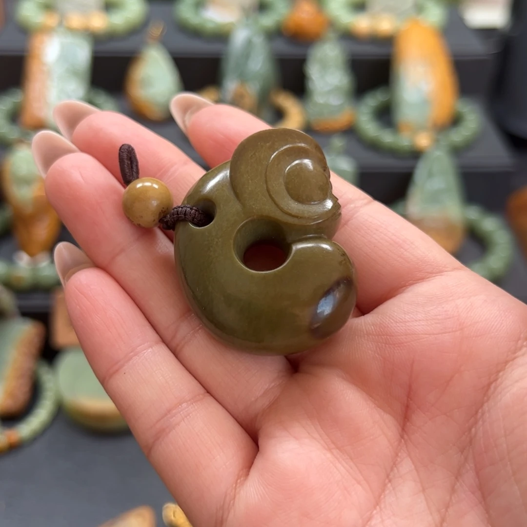 杨***楠岫岩河磨玉（透闪石质玉）未镶嵌颈饰