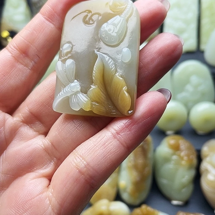 麦***菜和田玉（糖玉）未镶嵌颈饰