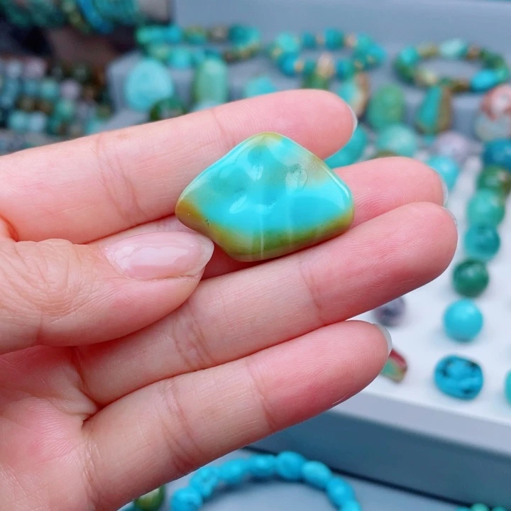 绿松石未镶嵌珠宝奇石