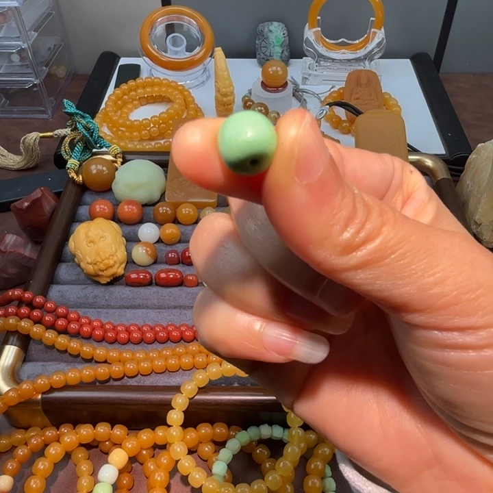 石英质玉（缅黄）未镶嵌卡10老型绿珠单珠微暇