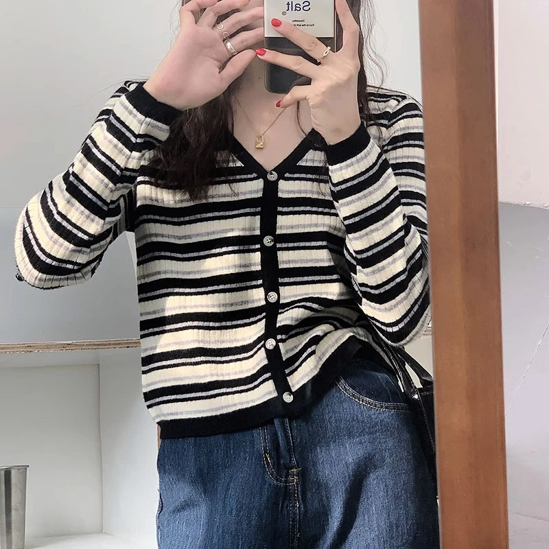洋气V领针织开衫女早春新款条纹宽松显瘦单穿外套外搭时尚长袖