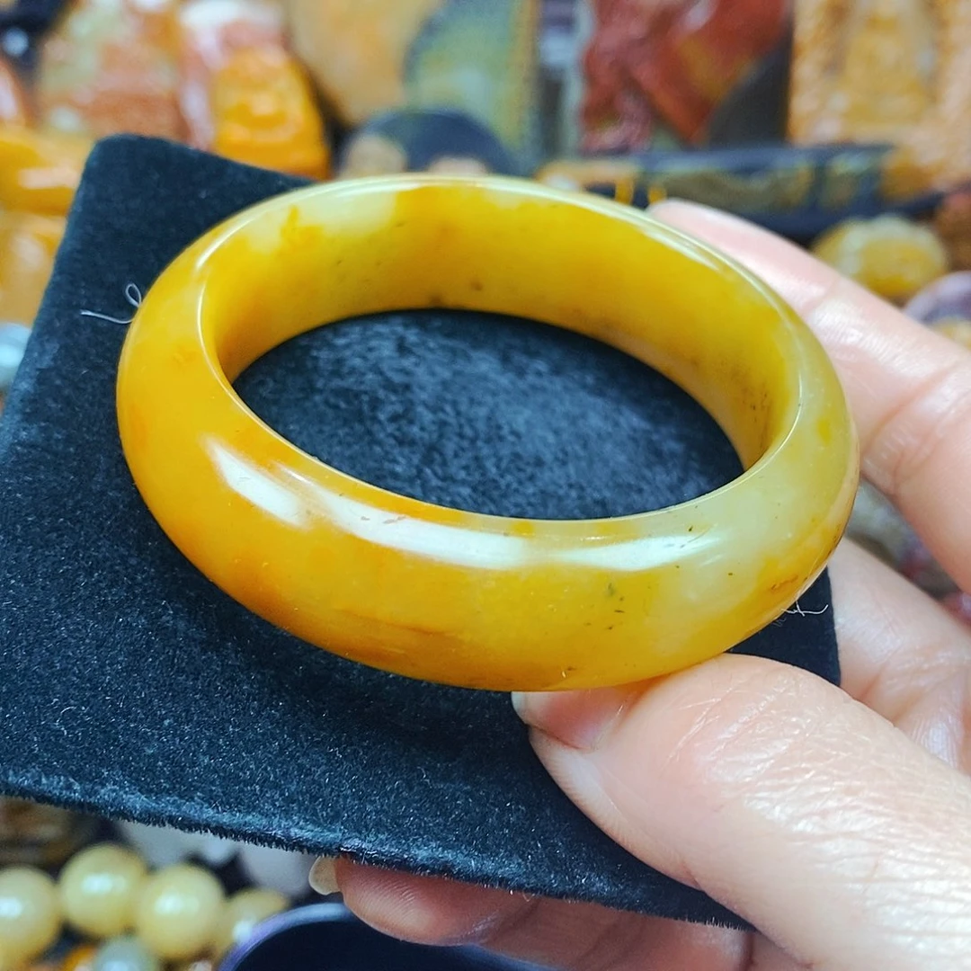 未镶嵌石英质玉（黄龙玉）颈饰