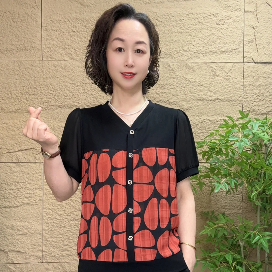 夏季短袖新款时尚洋气妈妈装宽松拼接减龄V领气质中老年薄款小衫