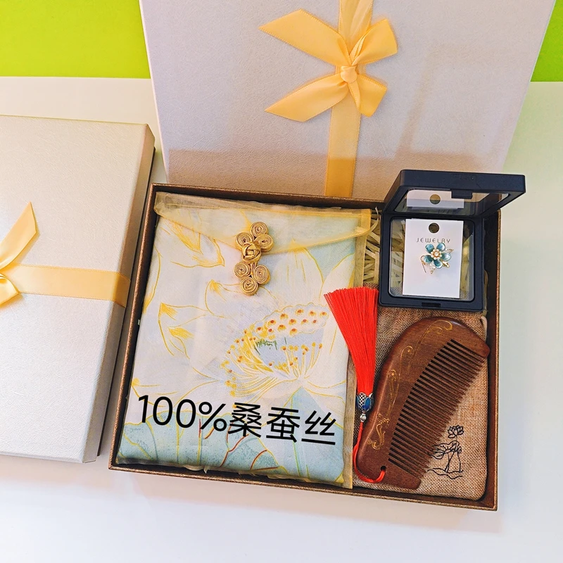 圣诞节礼物实用送妈妈适合婆婆的生日中国特色送老外真丝丝巾礼盒