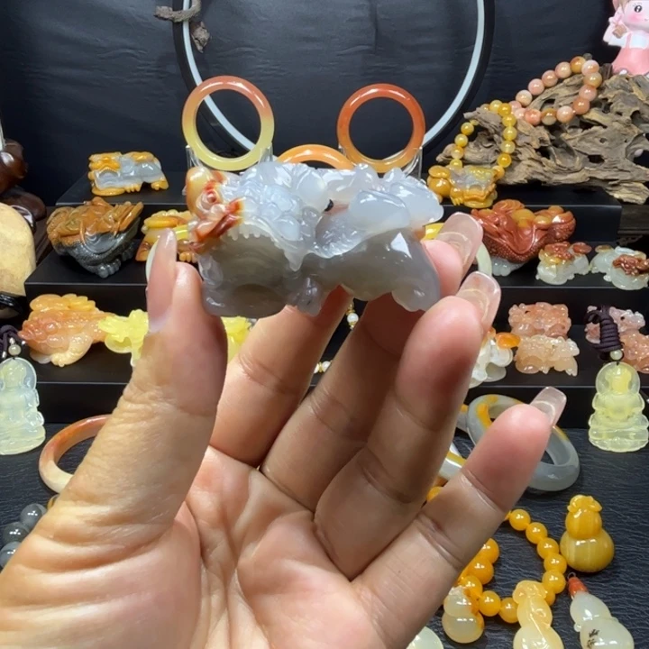石英质玉（黄龙玉）未镶嵌颈饰