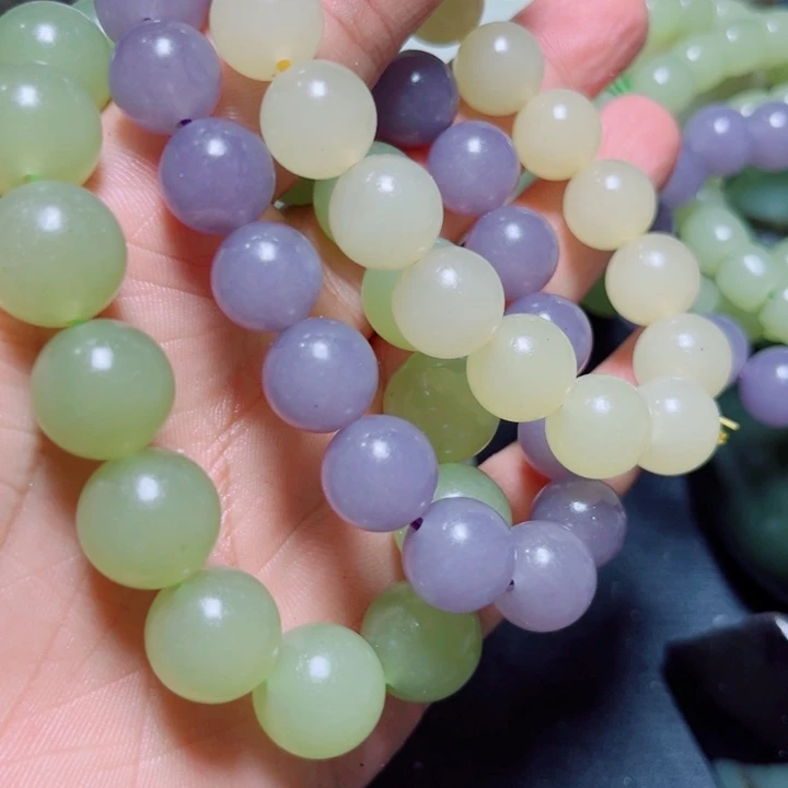 展***涛和田玉未镶嵌珠宝奇石