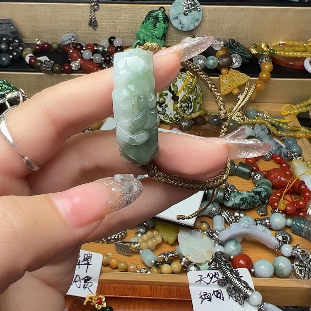 翡翠颈饰未镶嵌吊坠