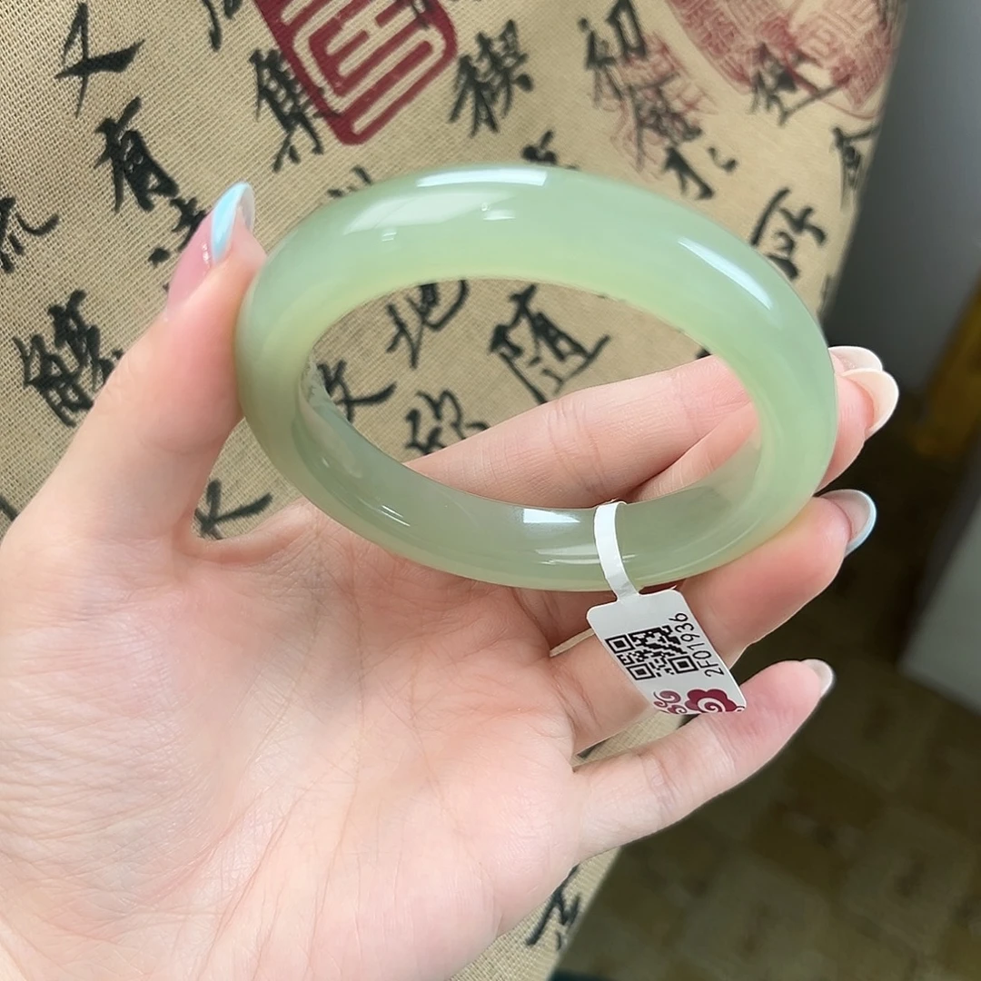 未镶嵌手镯和田玉冰胶晴水绿 起猫眼光 56 57