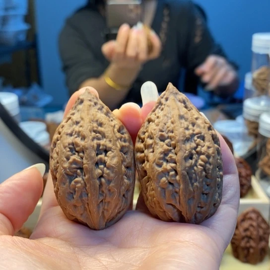 把件桃核豆粒纹金梭子