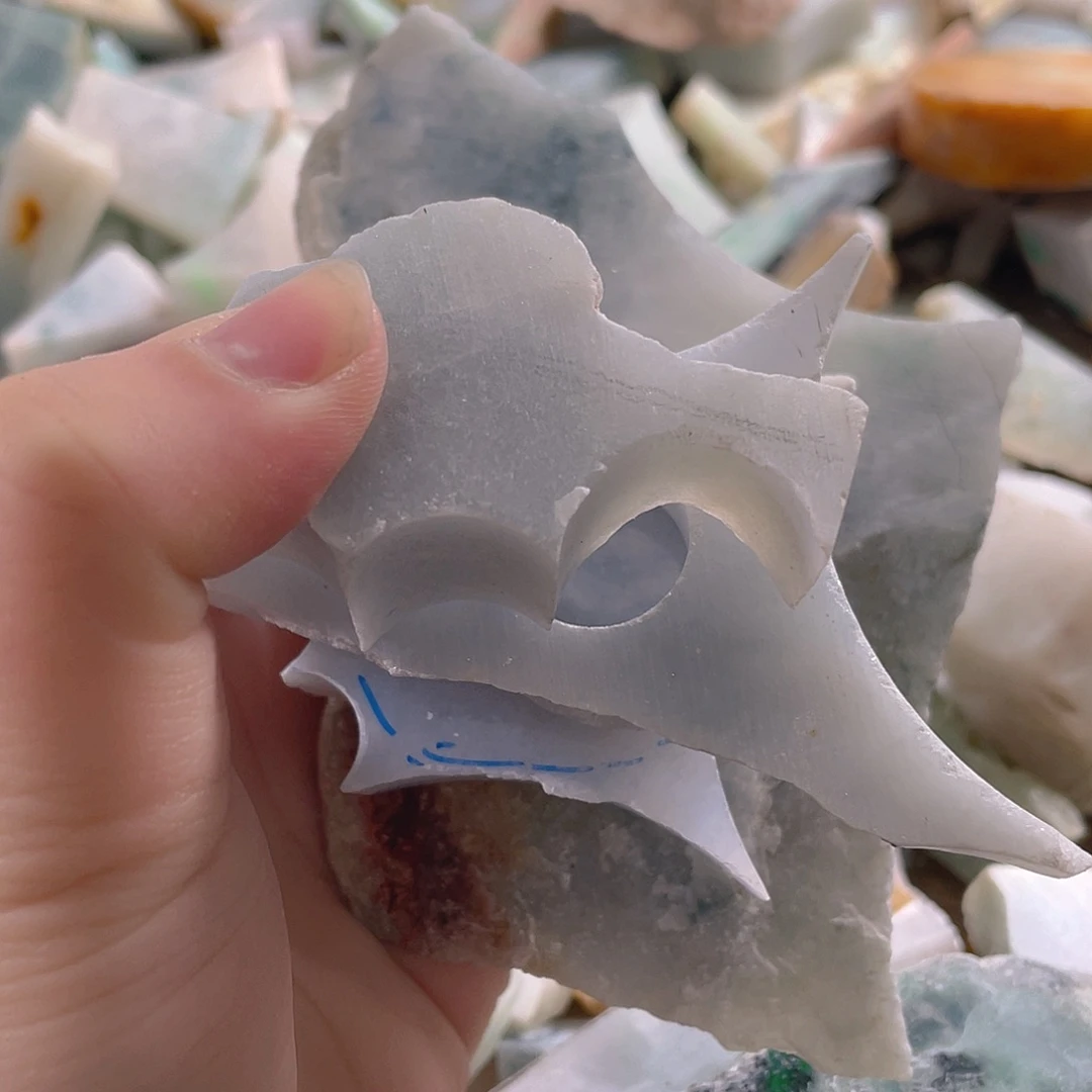 颈饰未镶嵌翡翠。