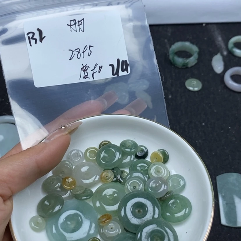 【闪购商品】翡翠颈饰未镶嵌丹****y