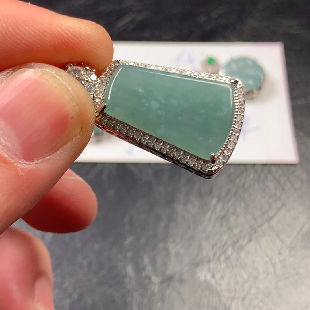 翡翠未镶嵌颈饰无事牌