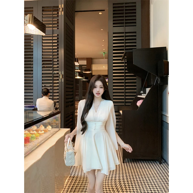 夏季新款V领褶皱白色雪纺连衣裙女设计感法式气质仙气收腰a字短裙