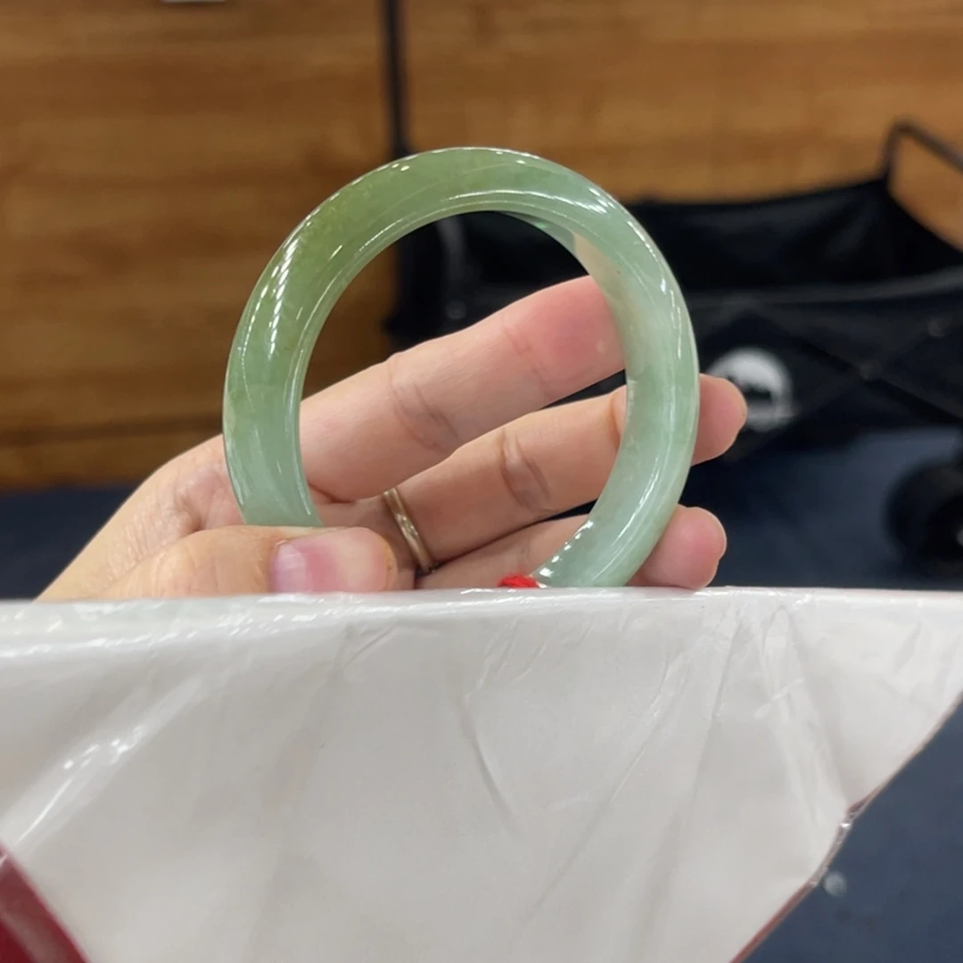 翡翠手镯未镶嵌黄加绿55