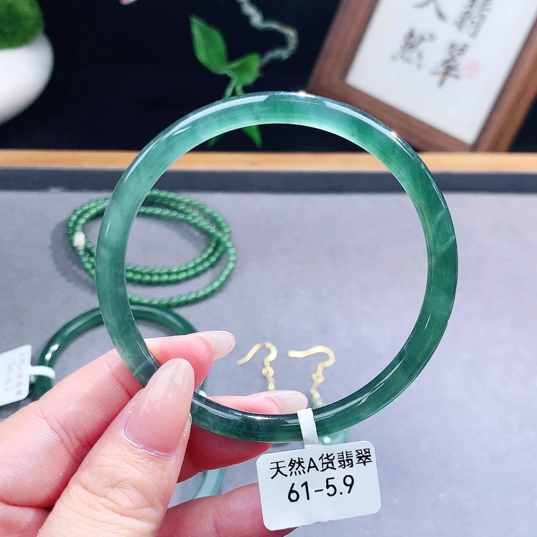 翡翠手镯（圆镯）未镶嵌