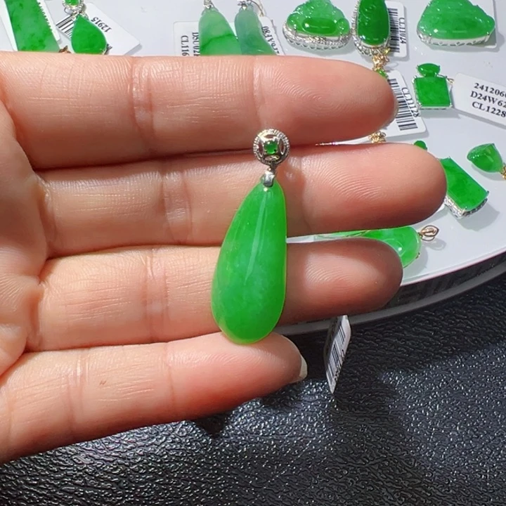 18K金镶嵌挂件翡翠