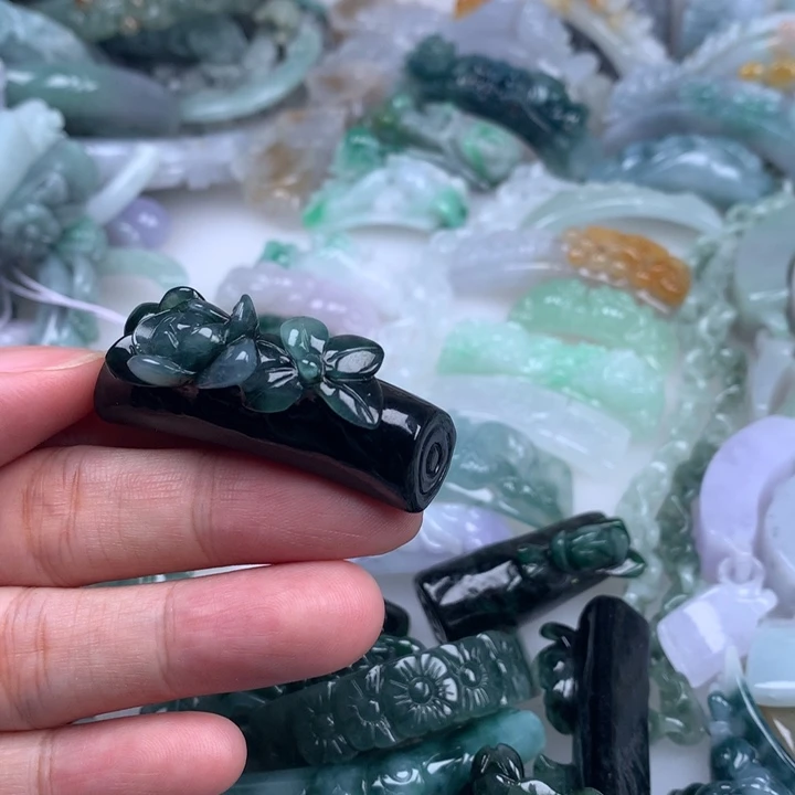 翡翠未镶嵌颈饰三**也