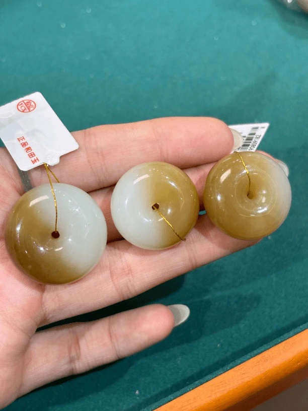 2110和田玉俄料糖白平安扣多样性随机发 25*13.5