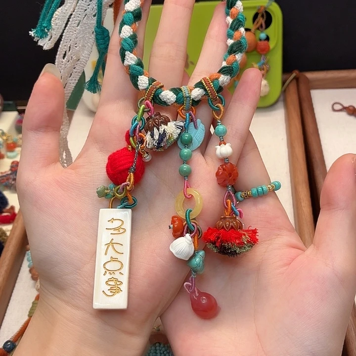 手工编织精美包包挂件