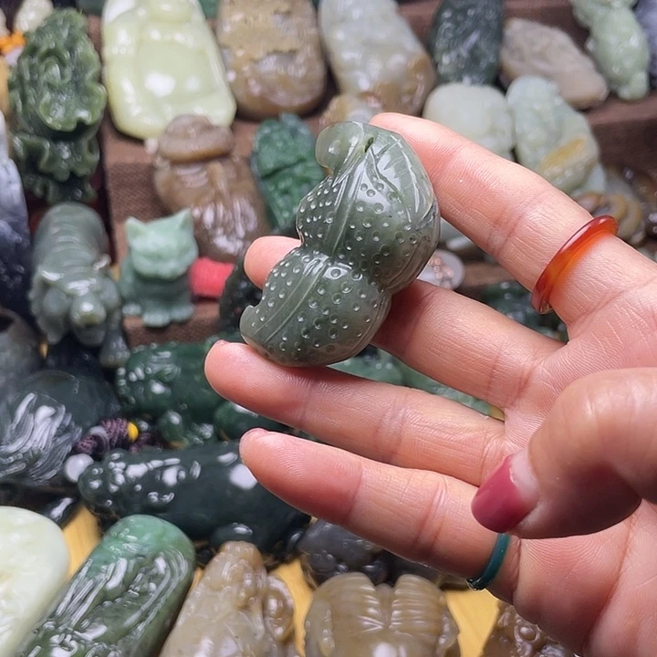 透闪石质玉未镶嵌颈饰